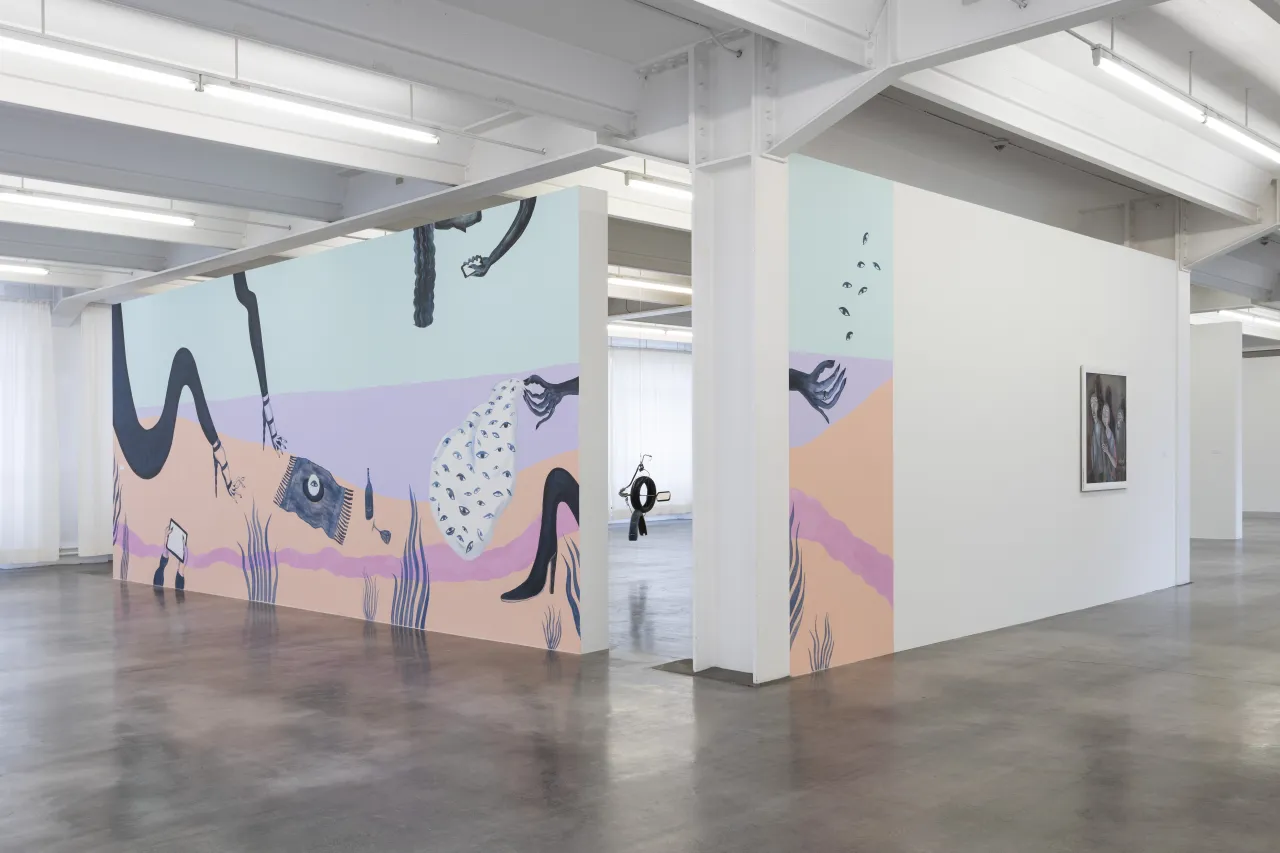 Marie Aly,<strong> "</strong>Everything at once or nothing at all", 2023, acrylic paint, in situ, 300 x 110 cm, 300 x 765 cm, installation view, photo © Frank Kleinbach