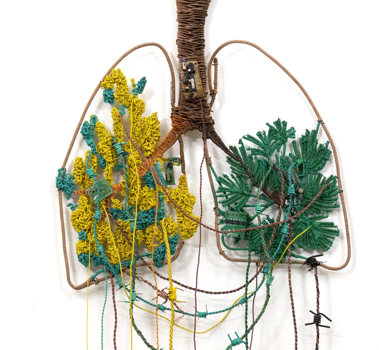 Reena Kallat, Siamese Trees (Detail), 2018–2019, Metall, elektrischer Draht, Leiterplatten, Armaturen. Courtesy Reena Kallat. Privatsammlung.