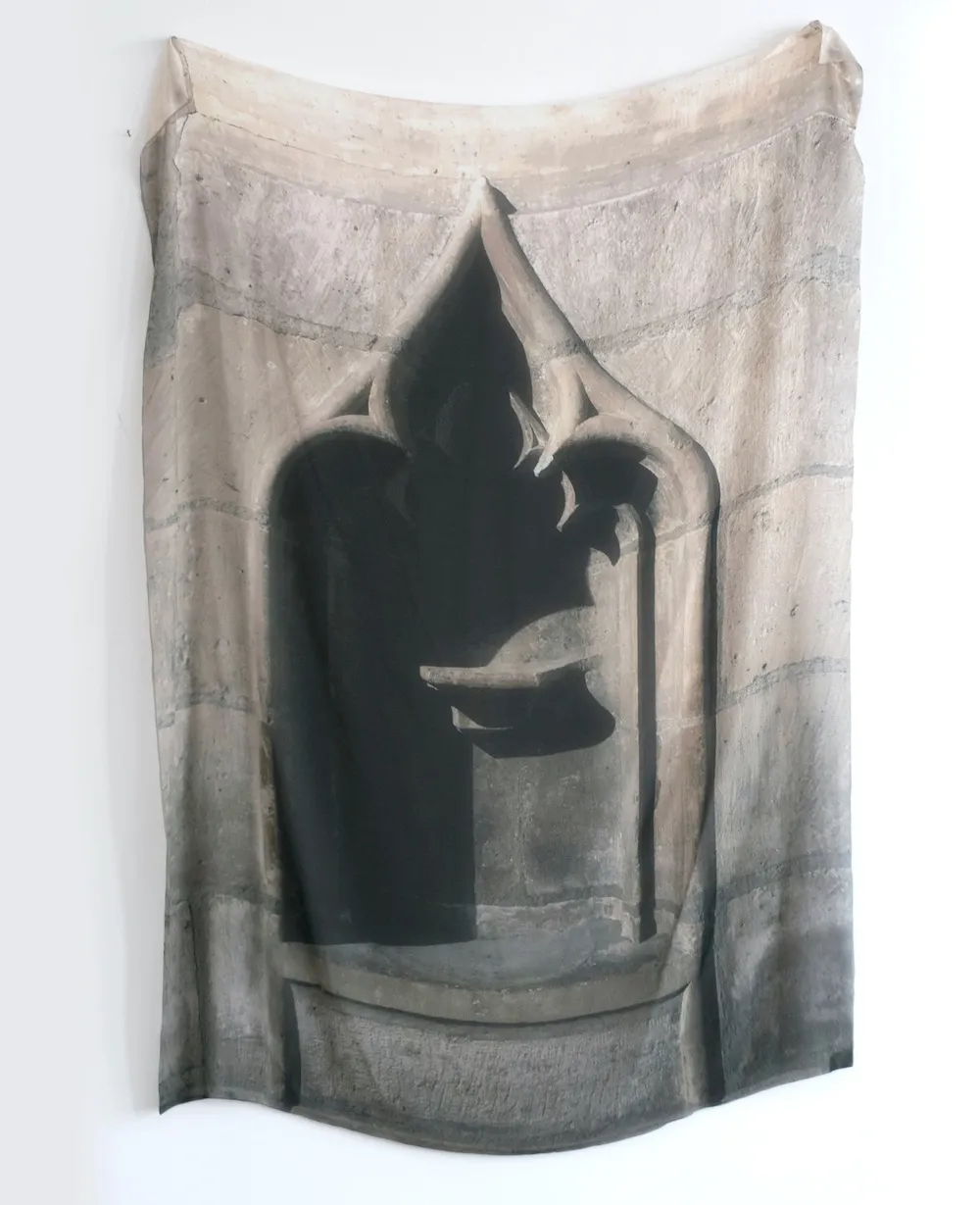 Eva Gentner, o.T., 2021, Digitaldruck auf transparenter Seide, Magnete, (Edition 1/6), ca. 123 × 90 cm, Courtesy: Eva Gentner, Foto: Eva Gentner