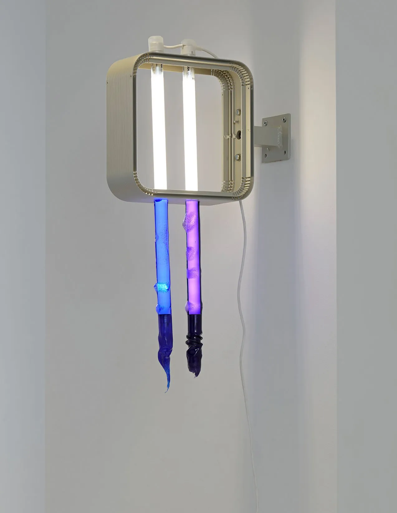 Felix Kultau, Blue #2 Light, 2022,  Aluminium, Farbe, Acryl, LED Röhren, ca. 62 x 14 x 36,5 cm. Courtesy: Felix Kultau