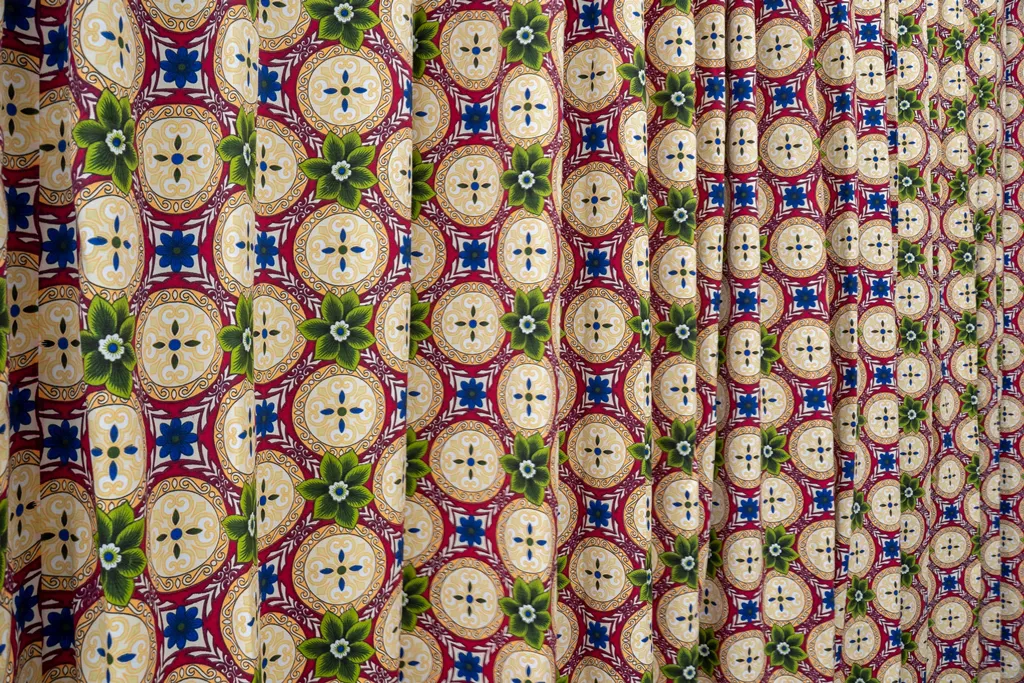 Nilbar Güreş, Life-Proof Curtain (Detail), 2019, Fabric, 3,09 × 14,5 m (4 pieces). Courtesy the artist, Gallery Martin Janda, Vienna / Gallery Tanja Wagner, Berlin / Galerist, Istanbul. © Kunstverein Reutlingen, Photo: Karolina Sobel, 2019.