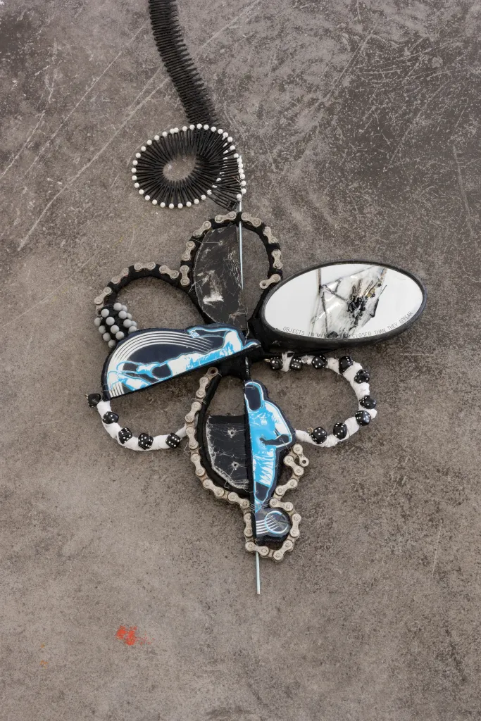 Anna Solal, detail from The twin kite, 2018, sticker, wire, thread, bicycle chain, gas stove top, hair clip, comb, shoe sole, smartphone display, keyboard, tablet display, rearview mirror, clothespin, cube, approx. 100 × 120 cm, Courtesy the artist and New Galerie, Paris, Photo: Frank Kleinbach, © VG Bild-Kunst, Bonn 2022.