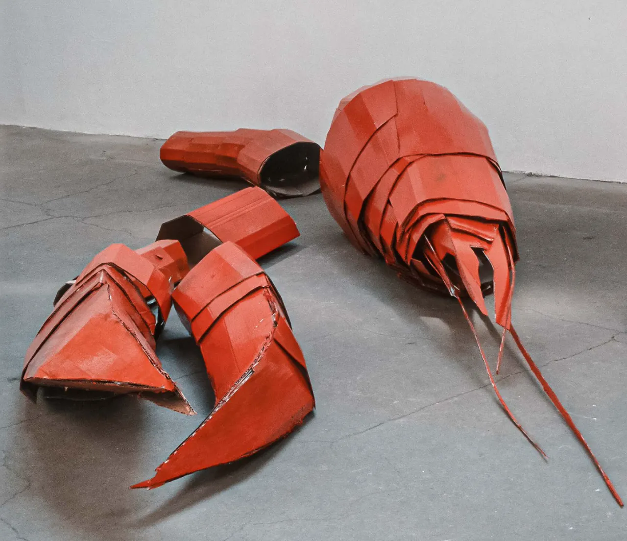 Elisabeth Wagner, Lobster, 2024, Pappe, Lack, Bleirollen, ca. 70 x 400 x 500 cm