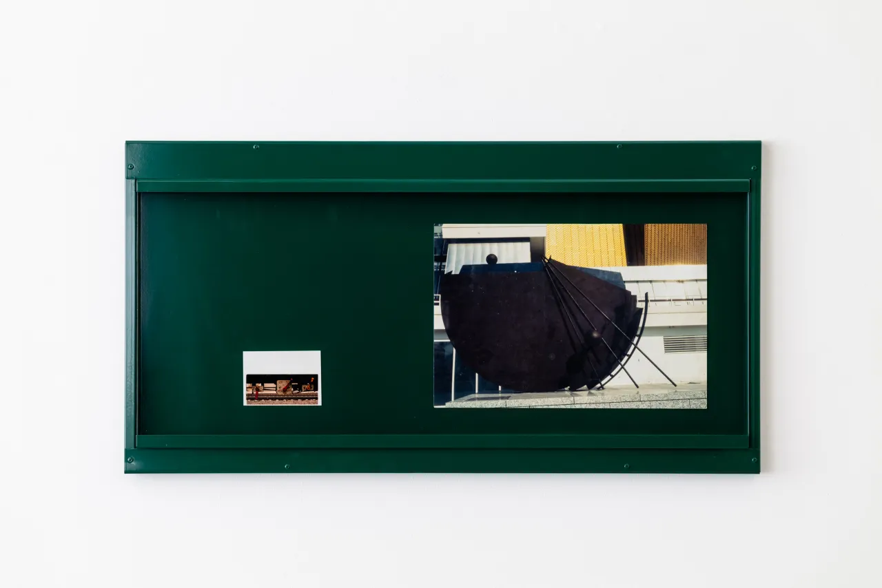 Wilhelm Klotzek, <em>Berliner Kasten 2 (Heiliger, Seddin)</em>, 2022, Collage, Papier, Fotografie, in farbigen, pulverbeschichteten Metallrahmen aus Stahlblech und Glas, 54 x 104 x 3 cm.