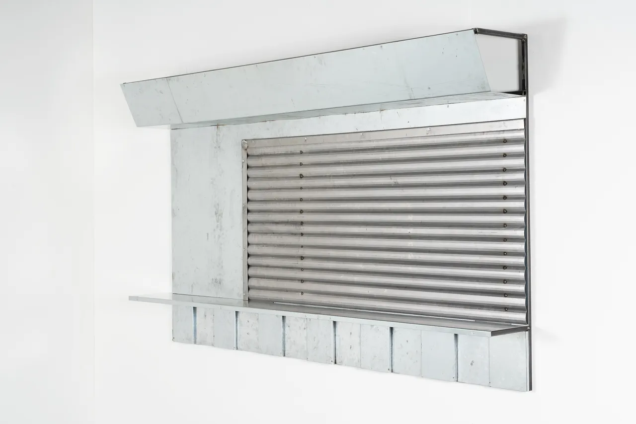 Wilhelm Klotzek, Imbiss 2, 2018, steel panel, 251 × 148 × 40 cm, Photo: dotgain.info.