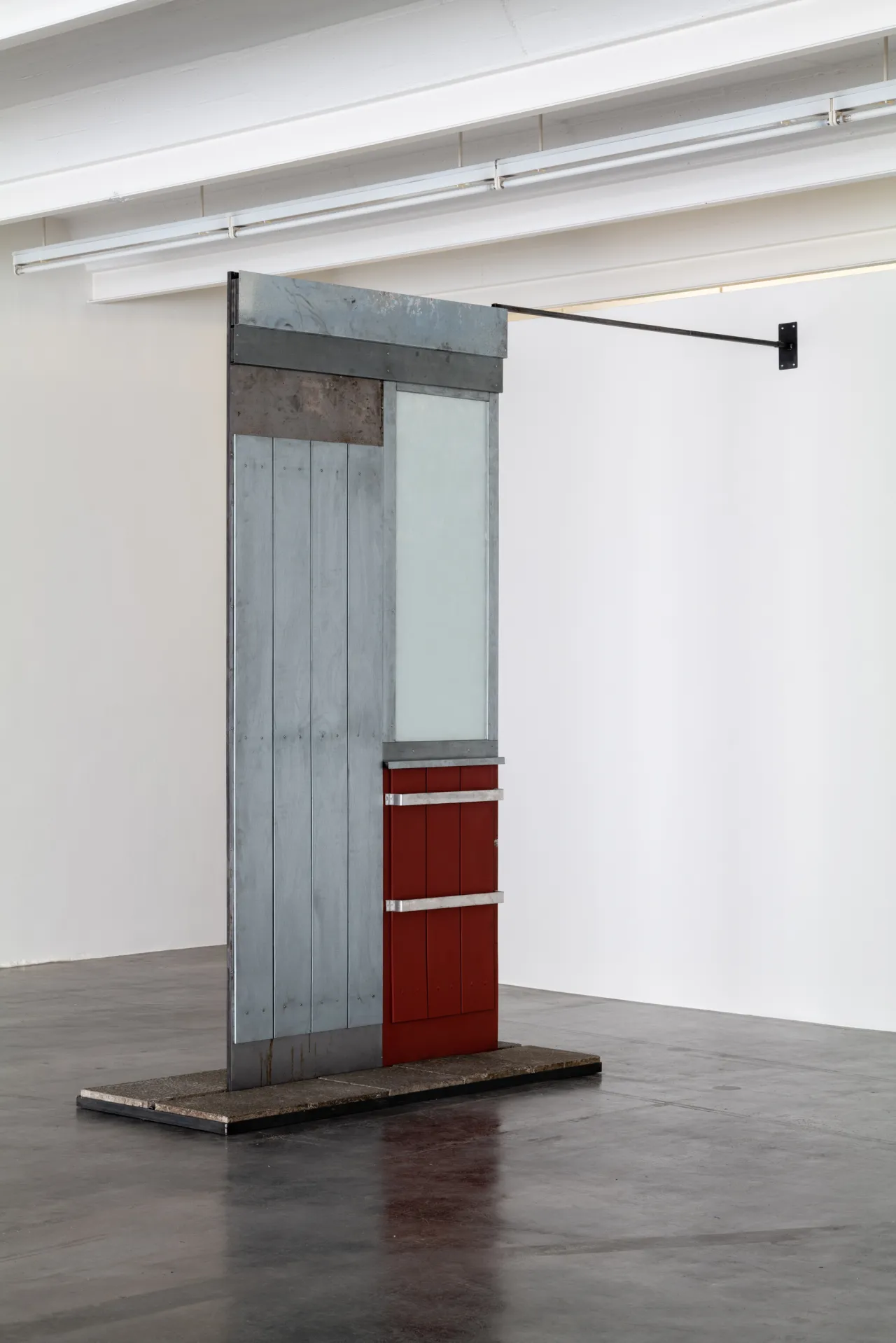 Wilhelm Klotzek, <em>Hintertreffen 2</em>, 2019, sheet steel, glass, varnish, Berlin concrete sidewalk slabs, 264 x 177 x 75,5 cm.